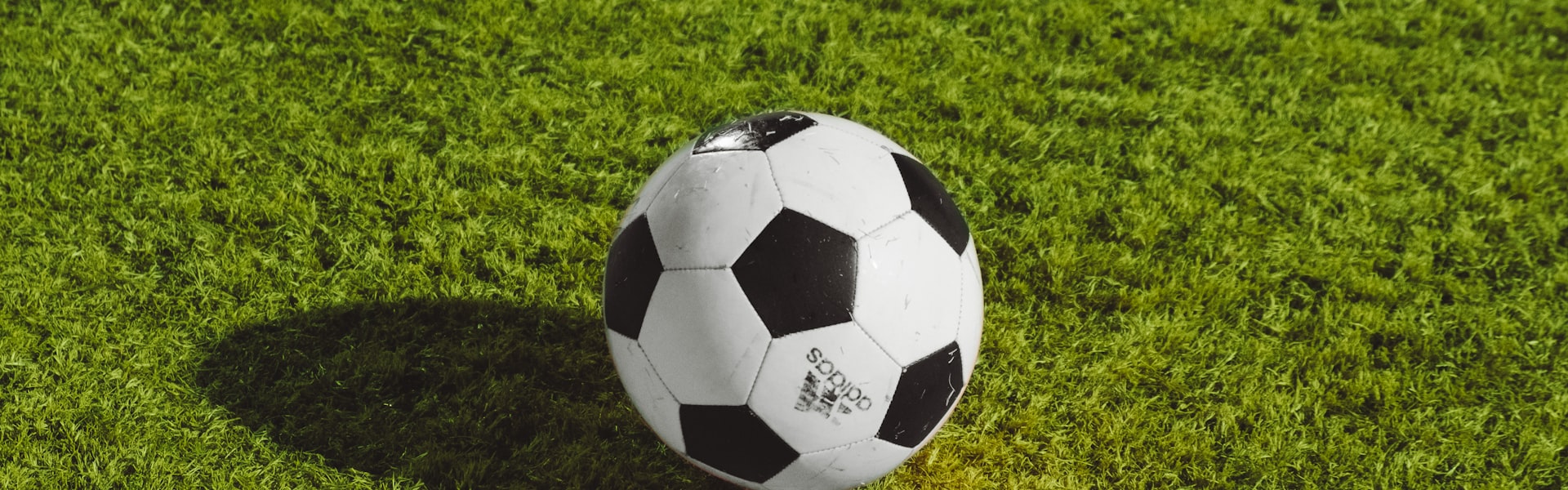 2026世界杯决赛球场夜景 - 璀璨灯光下的现代化体育场